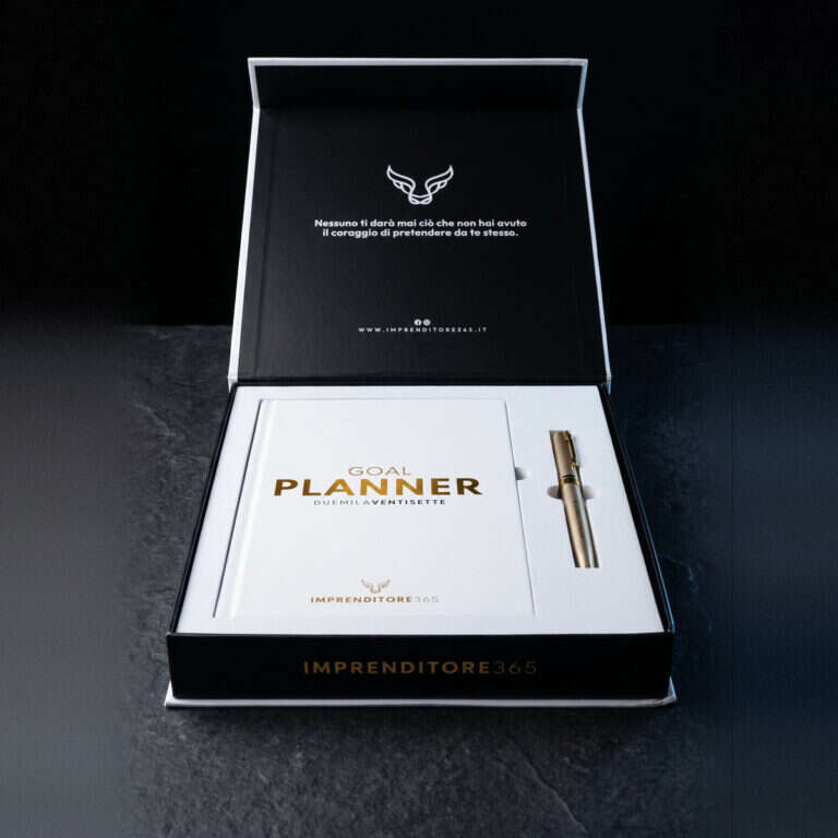 Kit Agenda 2027: box aperto con Goal Planner e penna oro su ardesia nera